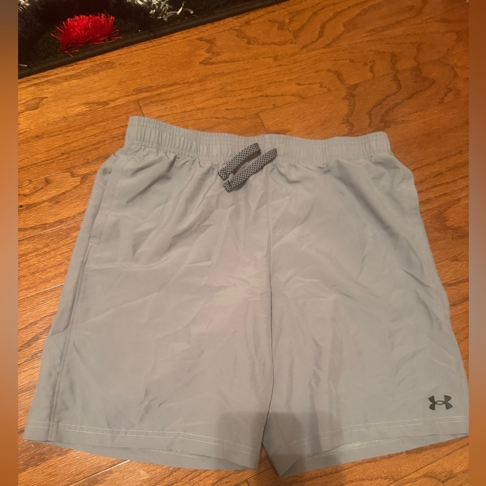 Under Armour Boys XL Light Gray Athletic Shorts